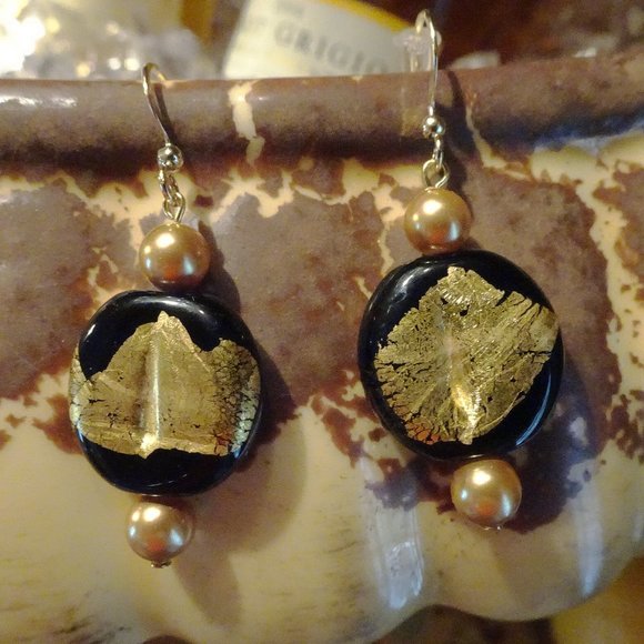Handmade earrings in Czech lampwork design with gold leaf on black tab - Picture 5 of 7